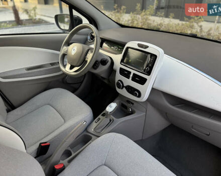 Белый Рено Зое, объемом двигателя 0 л и пробегом 75 тыс. км за 9900 $, фото 37 на Automoto.ua