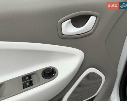 Белый Рено Зое, объемом двигателя 0 л и пробегом 127 тыс. км за 9200 $, фото 42 на Automoto.ua