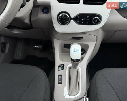 Белый Рено Зое, объемом двигателя 0 л и пробегом 127 тыс. км за 9200 $, фото 39 на Automoto.ua