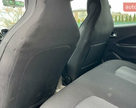 Белый Рено Зое, объемом двигателя 0 л и пробегом 140 тыс. км за 9300 $, фото 18 на Automoto.ua