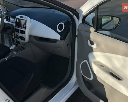 Белый Рено Зое, объемом двигателя 0 л и пробегом 85 тыс. км за 8700 $, фото 16 на Automoto.ua