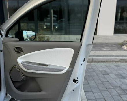 Белый Рено Зое, объемом двигателя 0 л и пробегом 75 тыс. км за 9900 $, фото 36 на Automoto.ua