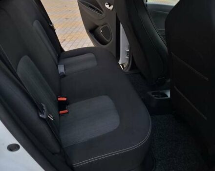 Белый Рено Зое, объемом двигателя 0 л и пробегом 129 тыс. км за 8700 $, фото 26 на Automoto.ua