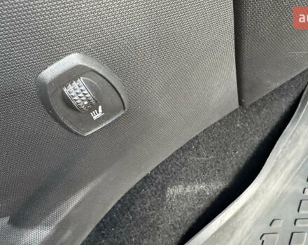 Белый Рено Зое, объемом двигателя 0 л и пробегом 125 тыс. км за 9900 $, фото 19 на Automoto.ua