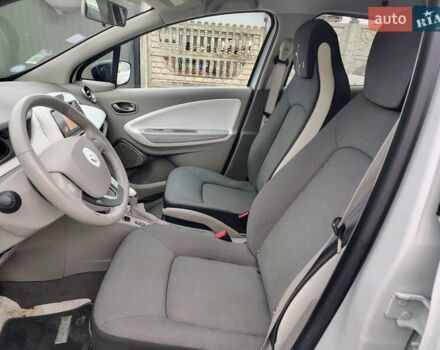 Белый Рено Зое, объемом двигателя 0 л и пробегом 90 тыс. км за 8900 $, фото 11 на Automoto.ua