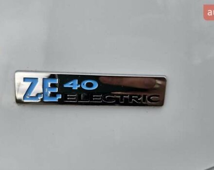 Белый Рено Зое, объемом двигателя 0 л и пробегом 71 тыс. км за 9550 $, фото 20 на Automoto.ua