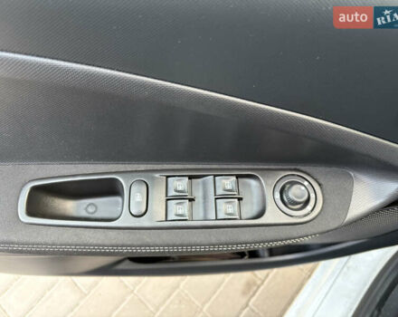 Белый Рено Зое, объемом двигателя 0 л и пробегом 44 тыс. км за 9999 $, фото 15 на Automoto.ua