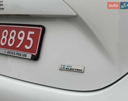 Белый Рено Зое, объемом двигателя 0 л и пробегом 127 тыс. км за 9200 $, фото 28 на Automoto.ua