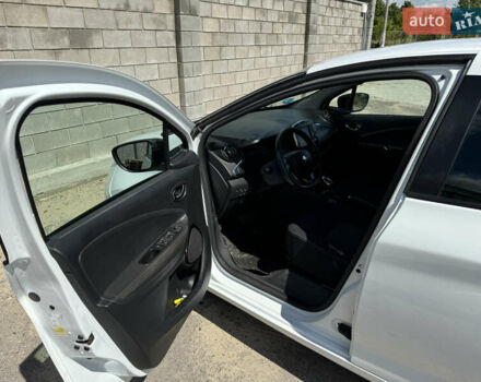 Белый Рено Зое, объемом двигателя 0 л и пробегом 120 тыс. км за 8300 $, фото 9 на Automoto.ua