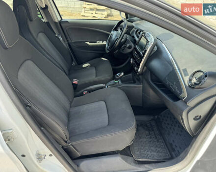 Белый Рено Зое, объемом двигателя 0 л и пробегом 120 тыс. км за 8300 $, фото 16 на Automoto.ua