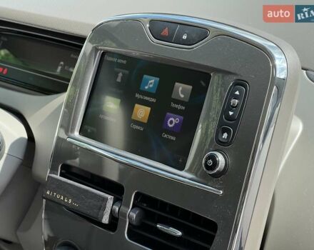 Белый Рено Зое, объемом двигателя 0 л и пробегом 120 тыс. км за 10500 $, фото 14 на Automoto.ua