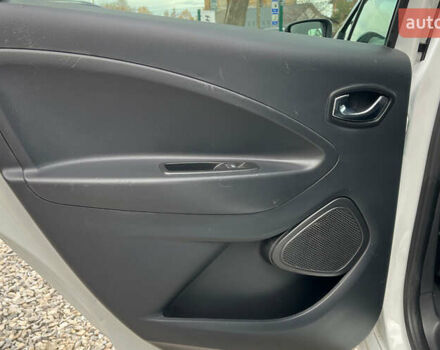 Белый Рено Зое, объемом двигателя 0 л и пробегом 140 тыс. км за 9300 $, фото 22 на Automoto.ua