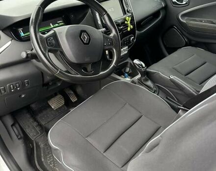 Белый Рено Зое, объемом двигателя 0 л и пробегом 105 тыс. км за 9100 $, фото 13 на Automoto.ua