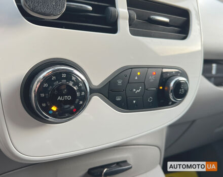 Белый Рено Зое, объемом двигателя 41 л и пробегом 95 тыс. км за 8999 $, фото 16 на Automoto.ua