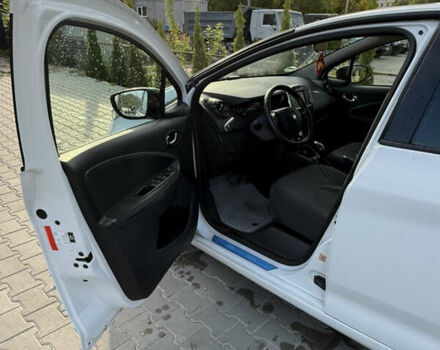 Белый Рено Зое, объемом двигателя 0 л и пробегом 82 тыс. км за 9500 $, фото 2 на Automoto.ua