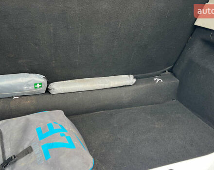 Белый Рено Зое, объемом двигателя 0 л и пробегом 140 тыс. км за 9300 $, фото 24 на Automoto.ua