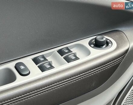 Белый Рено Зое, объемом двигателя 0 л и пробегом 120 тыс. км за 10500 $, фото 7 на Automoto.ua