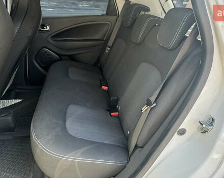 Белый Рено Зое, объемом двигателя 0 л и пробегом 125 тыс. км за 9900 $, фото 14 на Automoto.ua