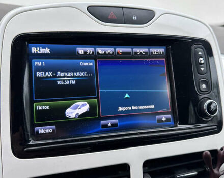 Белый Рено Зое, объемом двигателя 0 л и пробегом 96 тыс. км за 9800 $, фото 18 на Automoto.ua