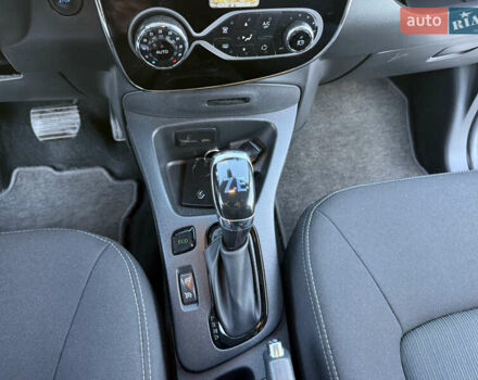 Белый Рено Зое, объемом двигателя 0 л и пробегом 51 тыс. км за 10800 $, фото 60 на Automoto.ua