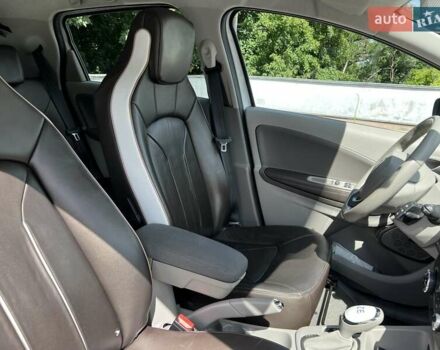 Белый Рено Зое, объемом двигателя 0 л и пробегом 120 тыс. км за 10500 $, фото 15 на Automoto.ua