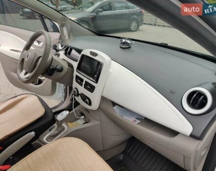 Белый Рено Зое, объемом двигателя 0 л и пробегом 190 тыс. км за 9300 $, фото 13 на Automoto.ua
