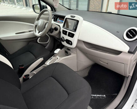 Белый Рено Зое, объемом двигателя 0 л и пробегом 127 тыс. км за 9200 $, фото 44 на Automoto.ua