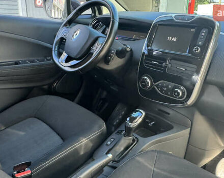 Белый Рено Зое, объемом двигателя 0 л и пробегом 125 тыс. км за 9900 $, фото 15 на Automoto.ua