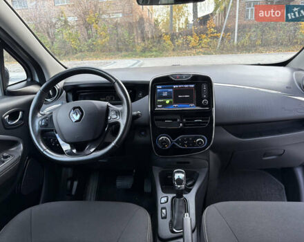 Белый Рено Зое, объемом двигателя 0 л и пробегом 44 тыс. км за 9999 $, фото 11 на Automoto.ua