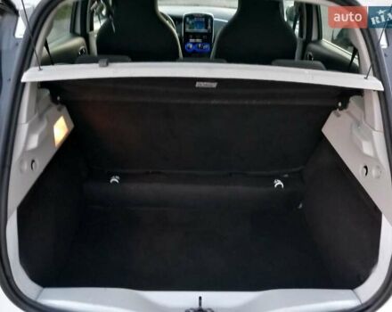 Белый Рено Зое, объемом двигателя 0 л и пробегом 39 тыс. км за 10900 $, фото 26 на Automoto.ua