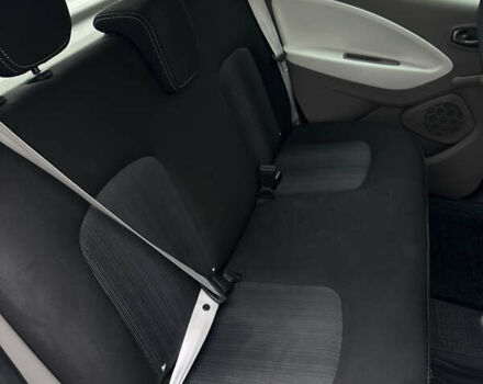 Белый Рено Зое, объемом двигателя 0 л и пробегом 96 тыс. км за 9800 $, фото 24 на Automoto.ua