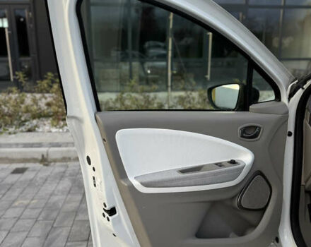 Белый Рено Зое, объемом двигателя 0 л и пробегом 75 тыс. км за 9900 $, фото 30 на Automoto.ua