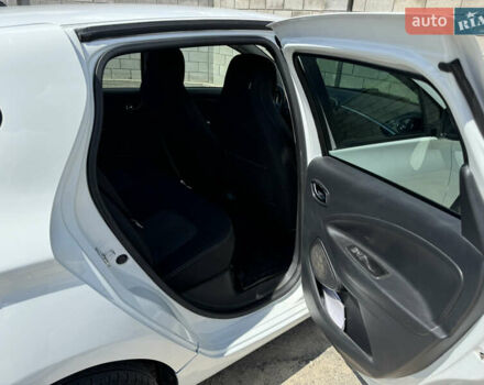 Белый Рено Зое, объемом двигателя 0 л и пробегом 114 тыс. км за 8900 $, фото 17 на Automoto.ua