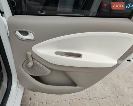 Белый Рено Зое, объемом двигателя 0 л и пробегом 190 тыс. км за 9300 $, фото 12 на Automoto.ua