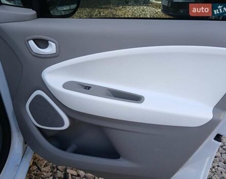 Белый Рено Зое, объемом двигателя 0 л и пробегом 64 тыс. км за 9200 $, фото 42 на Automoto.ua