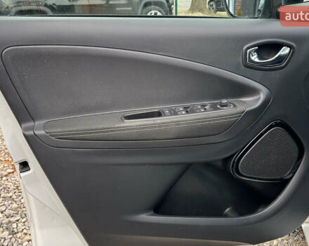 Белый Рено Зое, объемом двигателя 0 л и пробегом 140 тыс. км за 9300 $, фото 21 на Automoto.ua