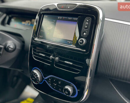 Белый Рено Зое, объемом двигателя 0 л и пробегом 140 тыс. км за 9300 $, фото 15 на Automoto.ua