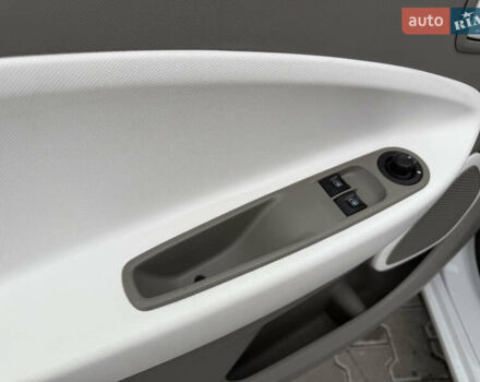 Белый Рено Зое, объемом двигателя 0 л и пробегом 127 тыс. км за 9200 $, фото 41 на Automoto.ua