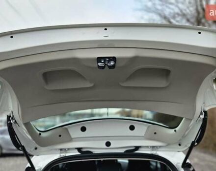 Белый Рено Зое, объемом двигателя 0 л и пробегом 71 тыс. км за 9550 $, фото 28 на Automoto.ua