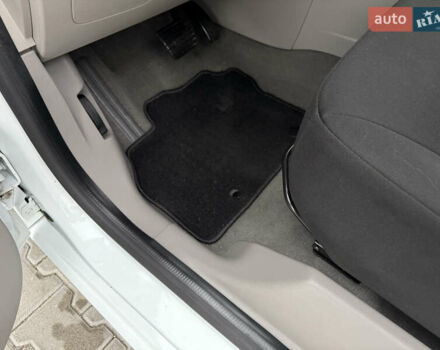 Белый Рено Зое, объемом двигателя 0 л и пробегом 127 тыс. км за 9200 $, фото 59 на Automoto.ua