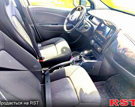 Белый Рено Зое, объемом двигателя 0 л и пробегом 165 тыс. км за 10200 $, фото 4 на Automoto.ua