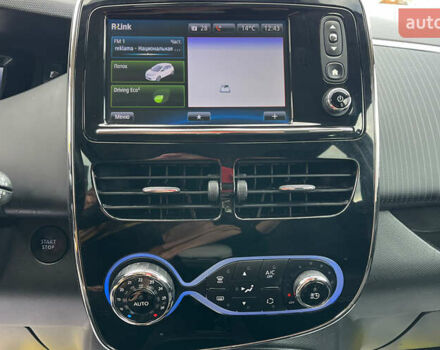 Белый Рено Зое, объемом двигателя 0 л и пробегом 140 тыс. км за 9300 $, фото 10 на Automoto.ua