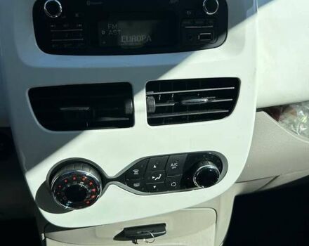 Белый Рено Зое, объемом двигателя 0 л и пробегом 95 тыс. км за 9650 $, фото 12 на Automoto.ua