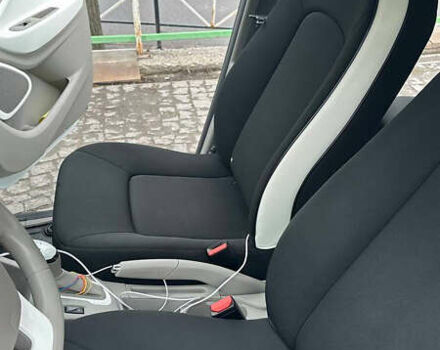 Белый Рено Зое, объемом двигателя 0 л и пробегом 97 тыс. км за 9200 $, фото 40 на Automoto.ua