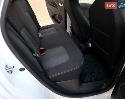 Белый Рено Зое, объемом двигателя 0 л и пробегом 129 тыс. км за 8700 $, фото 27 на Automoto.ua