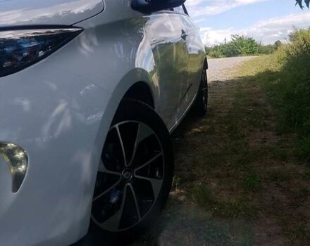 Белый Рено Зое, объемом двигателя 0 л и пробегом 95 тыс. км за 11000 $, фото 6 на Automoto.ua