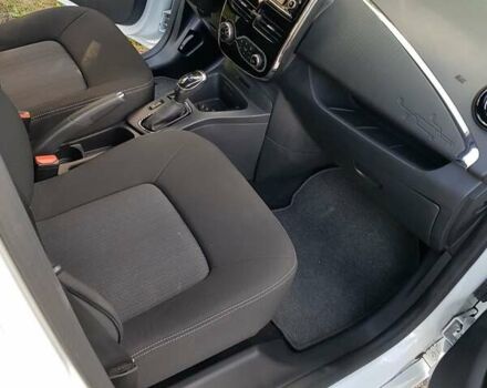 Белый Рено Зое, объемом двигателя 0 л и пробегом 95 тыс. км за 11000 $, фото 26 на Automoto.ua