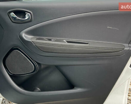 Белый Рено Зое, объемом двигателя 0 л и пробегом 140 тыс. км за 8900 $, фото 23 на Automoto.ua