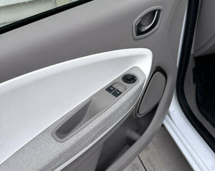 Белый Рено Зое, объемом двигателя 0 л и пробегом 96 тыс. км за 9500 $, фото 13 на Automoto.ua