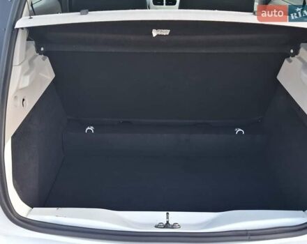 Белый Рено Зое, объемом двигателя 0 л и пробегом 90 тыс. км за 9500 $, фото 21 на Automoto.ua